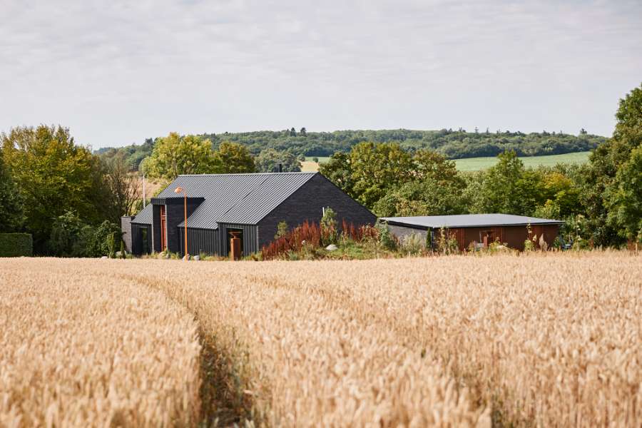 ”Royal” dør – fundet på Christiania, monteret på facade af stål, Volstrupvej 63, 9240 Nibe